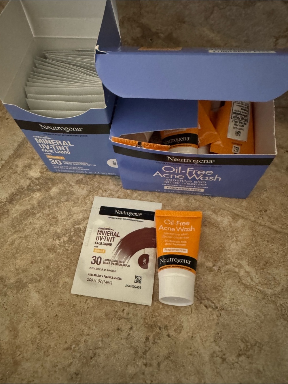12 sample size Neutrogena Oil-Free Acne Wash facial cleanser